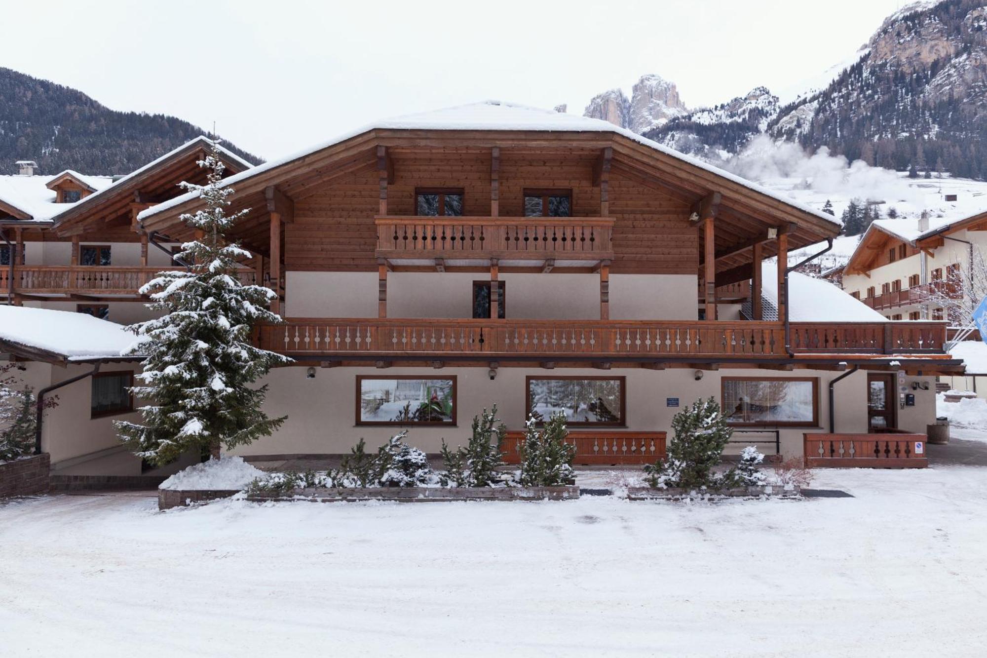 Hotel Sella Ronda Serenella Campitello di Fassa Bagian luar foto