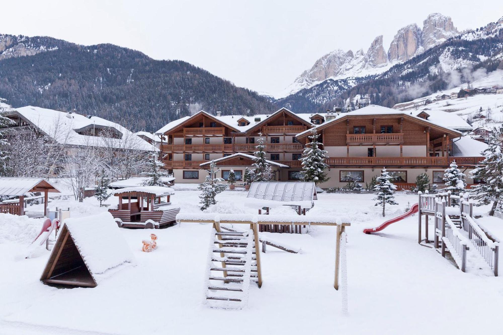 Hotel Sella Ronda Serenella Campitello di Fassa Bagian luar foto