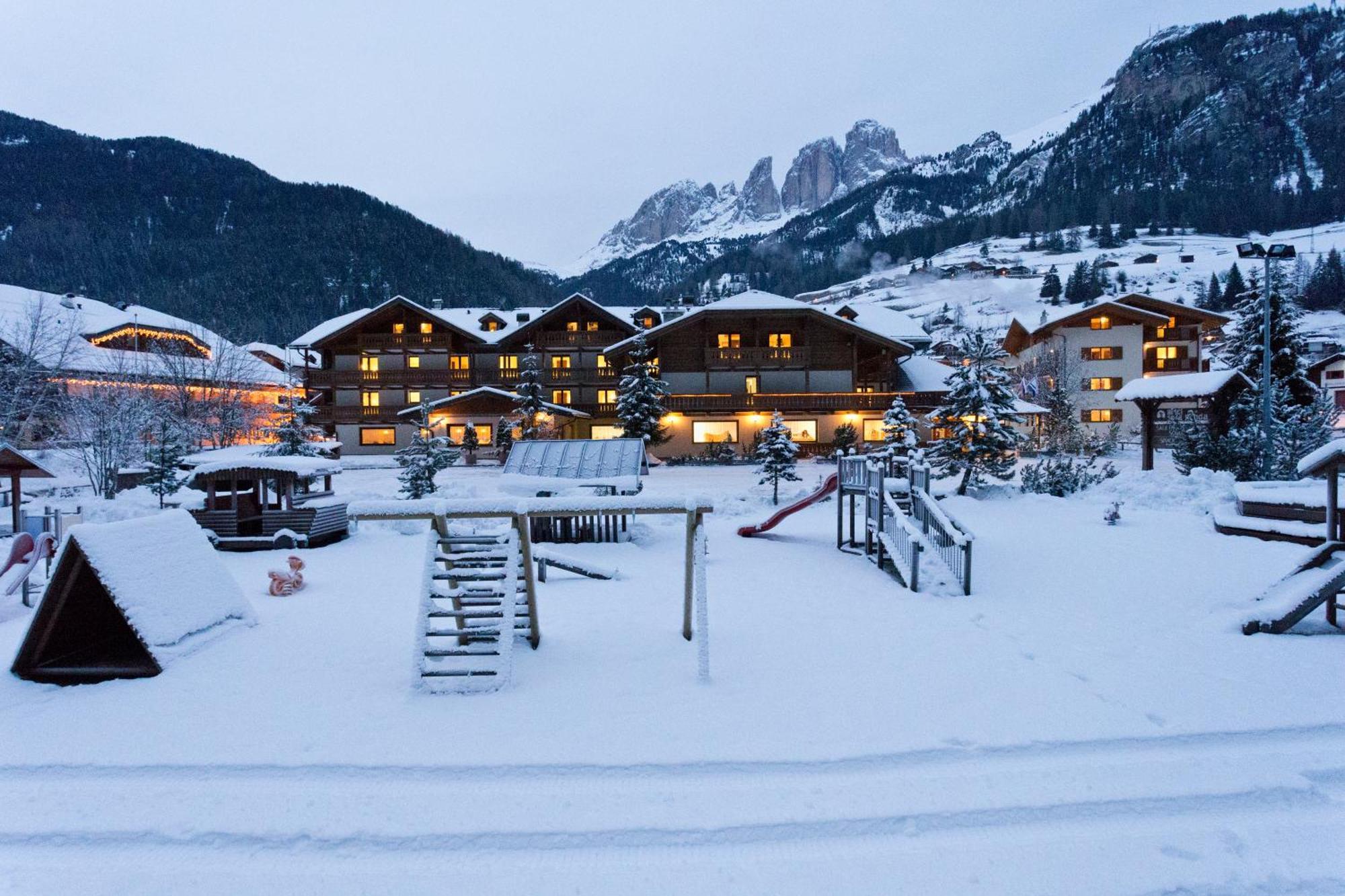 Hotel Sella Ronda Serenella Campitello di Fassa Bagian luar foto