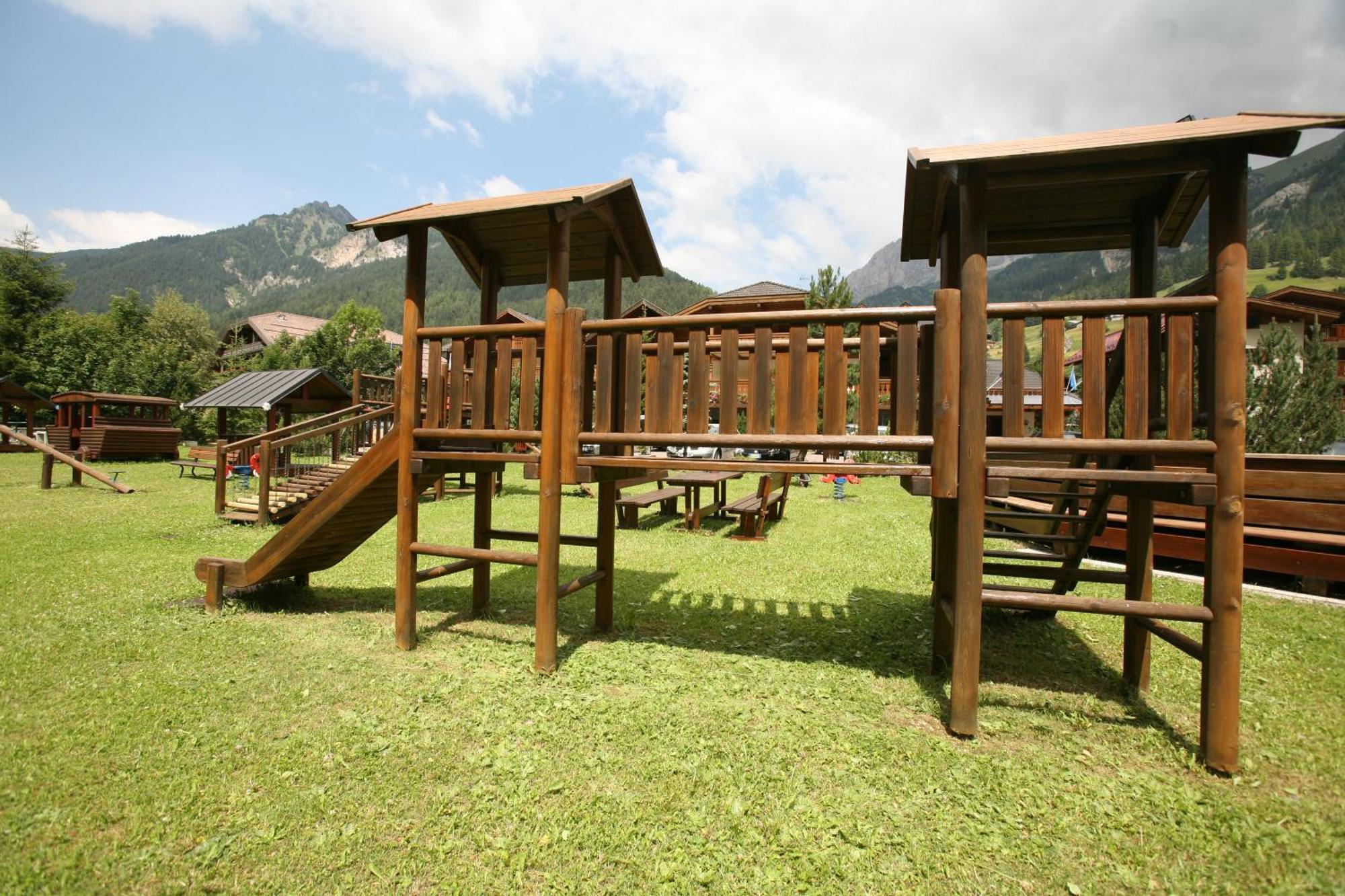 Hotel Sella Ronda Serenella Campitello di Fassa Bagian luar foto