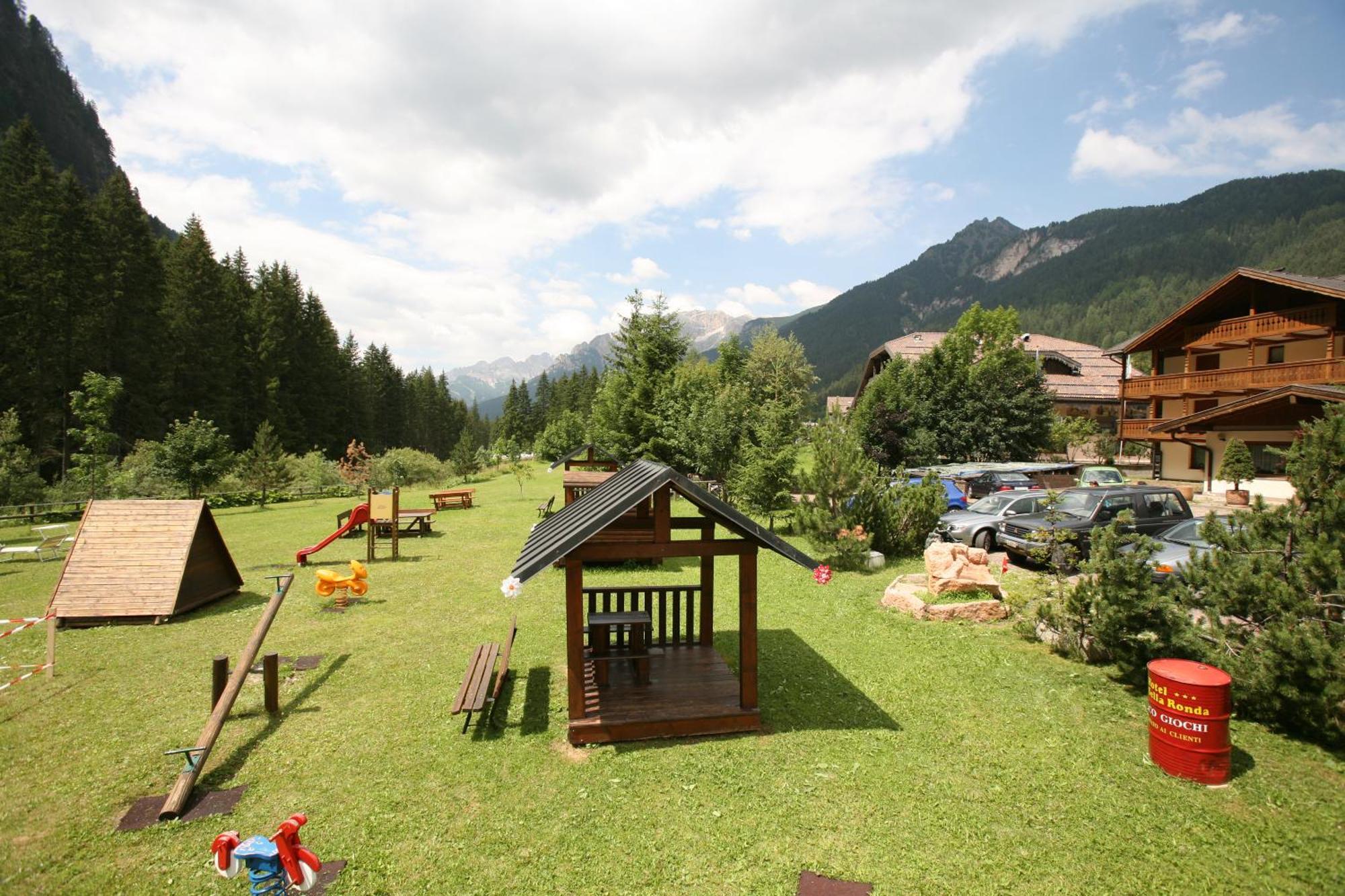 Hotel Sella Ronda Serenella Campitello di Fassa Bagian luar foto