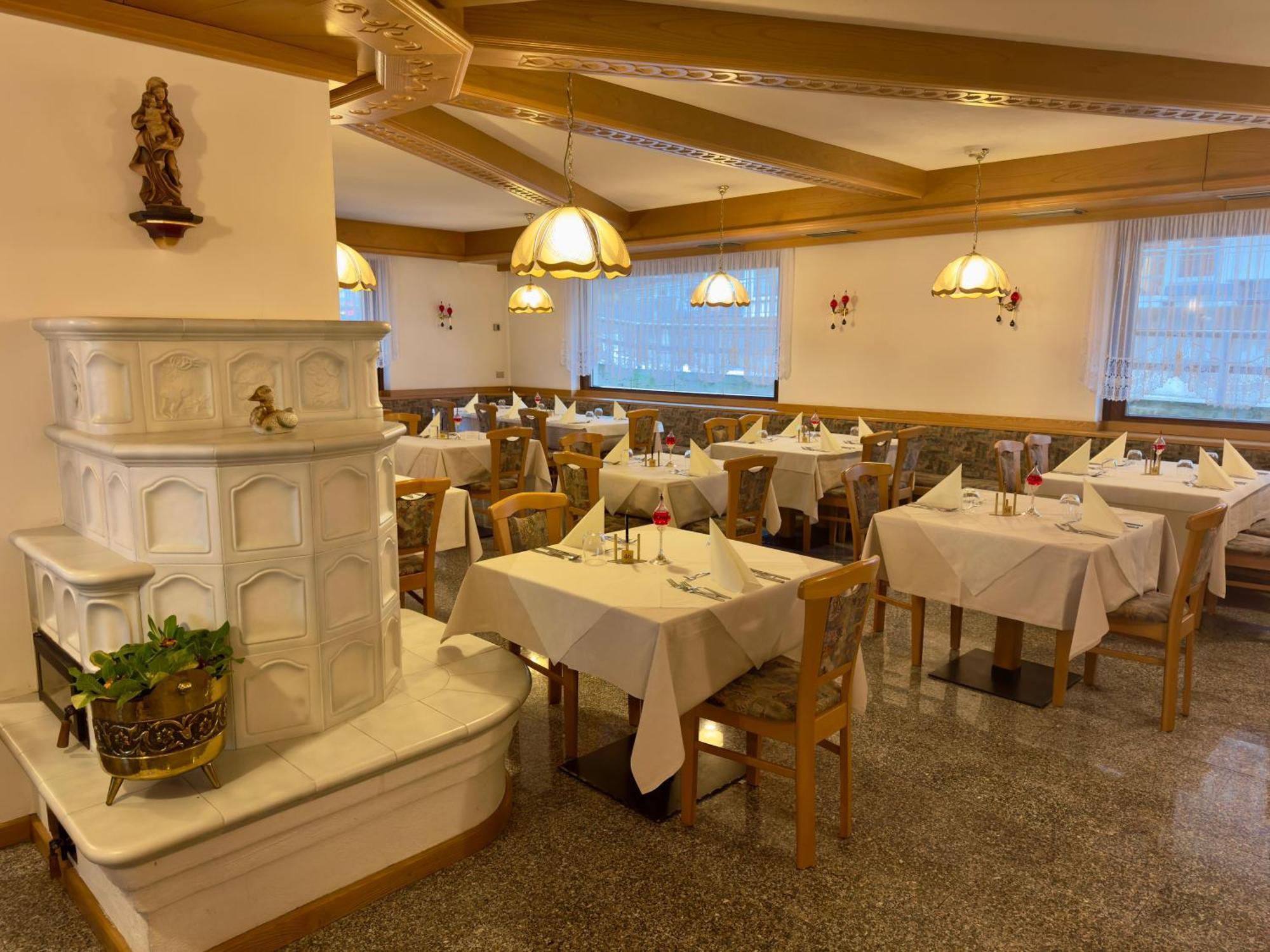 Hotel Sella Ronda Serenella Campitello di Fassa Bagian luar foto